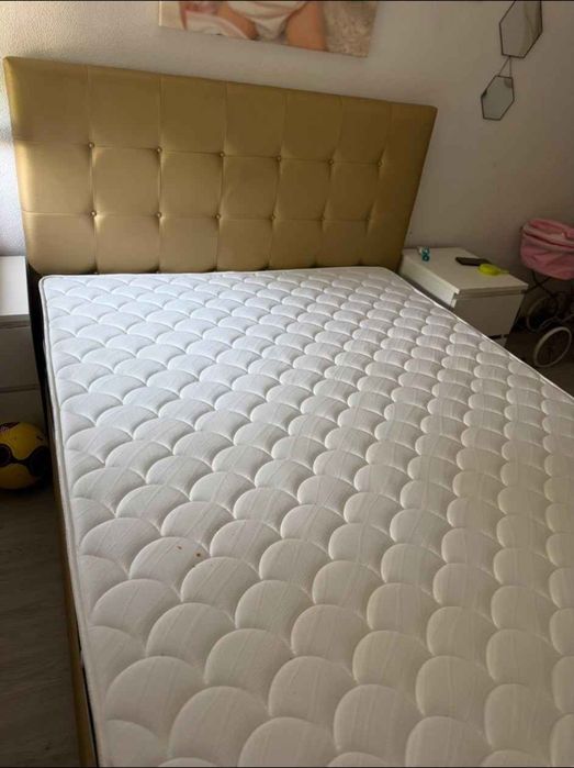 Cama estofada dourada