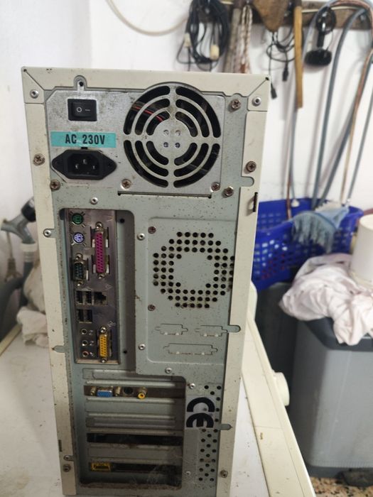 Torre e monitor antigo