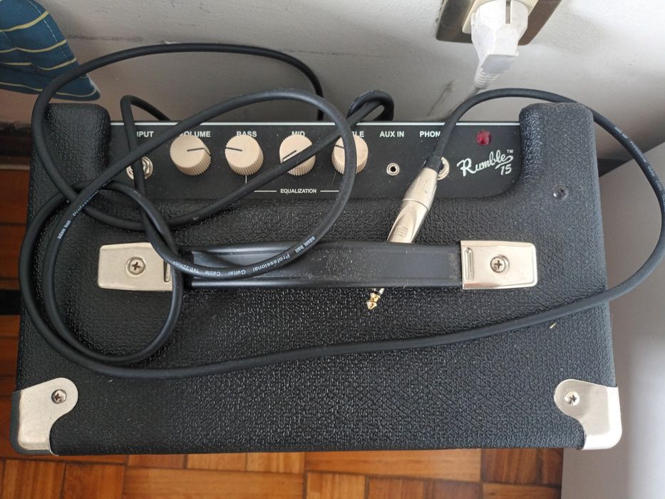 Vendo baixo Harley Benton e amplificador Fender .