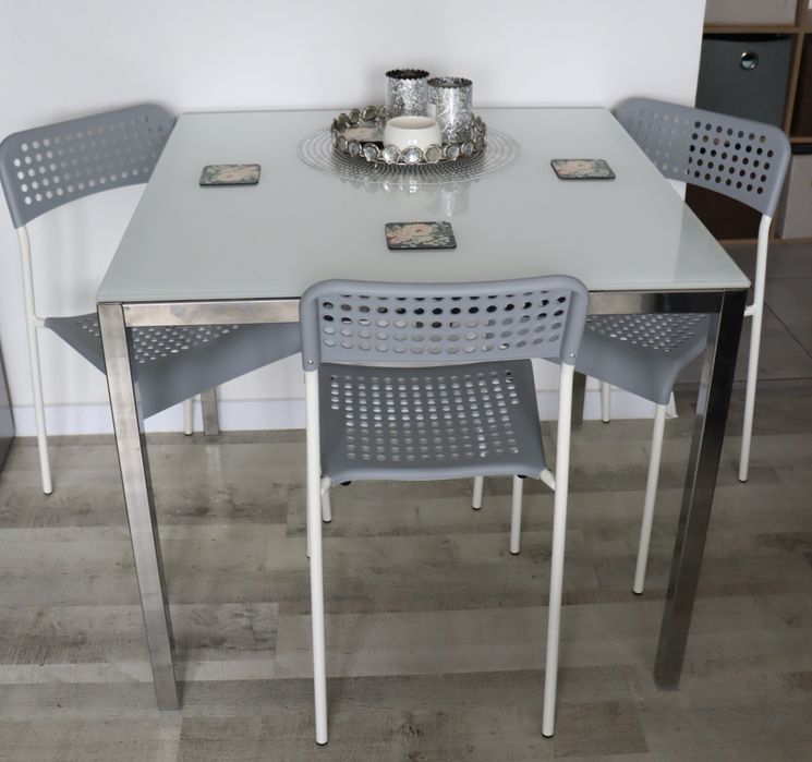 Szklany kwadratowy stół