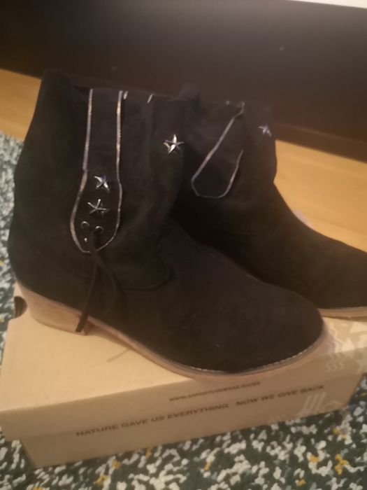 Botas pretas em camurça