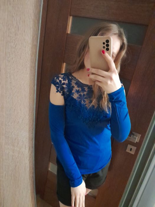 Śliczna bluzka z odkrytymi ramionami