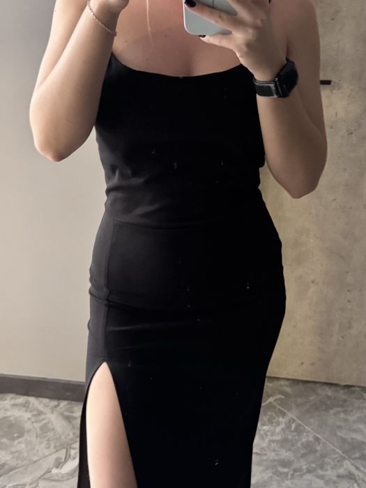 Сукня з вирізом.