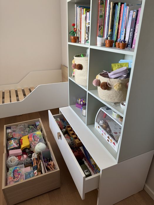 Regał VOX z wysuwaną szufladą na kółkach.