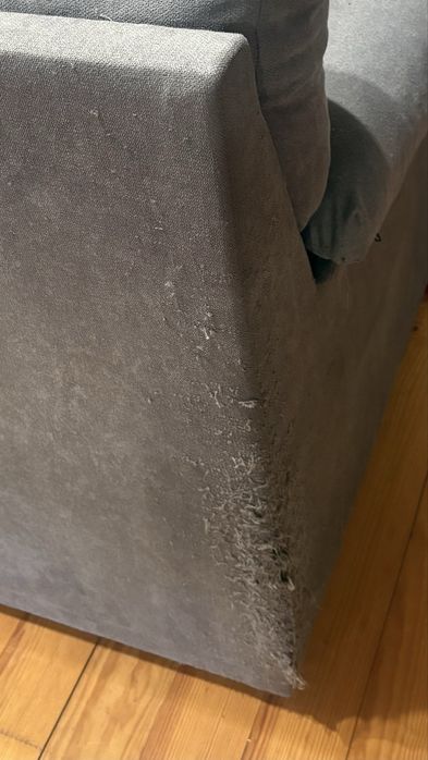 Sofá cinzento com chaise longue móvel