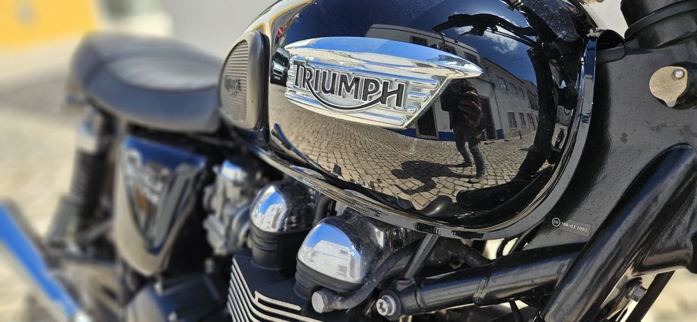 Triumph Bonneville T100 black + 2 capacetes BELL novos