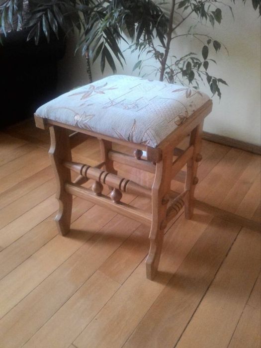 Продам дерев'яні стільці (табуретки)