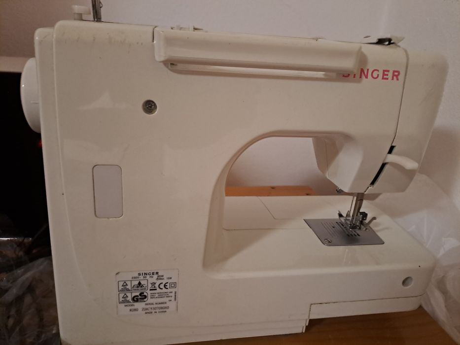 Vende-se máquina de costura Singer