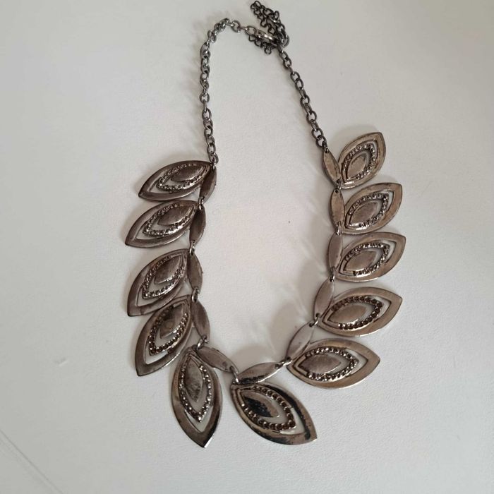 colar  cor metal, com formato de folhas
