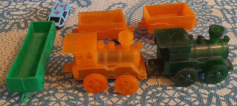 Игрушки заводные Паровоз с вагоном - 2 шт. одним лотом. СССР.