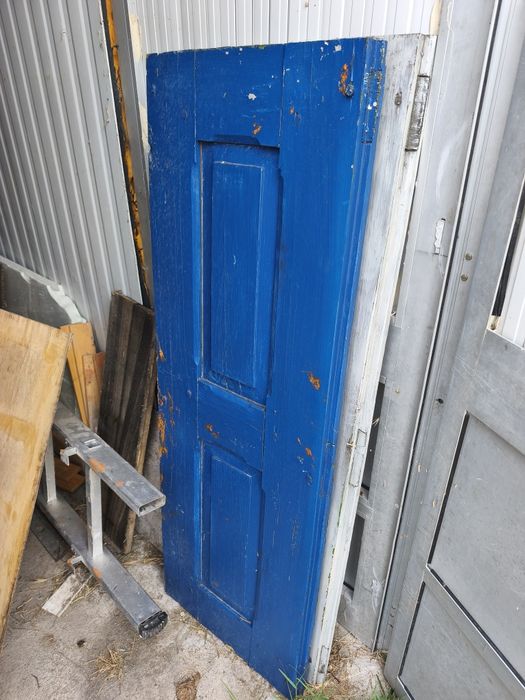 Portas e janelas de ferro e janelas em madeira