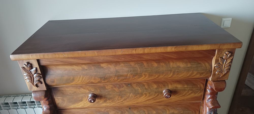 Antyczna komoda Empire z rzeźbieniami – drewno mahoń