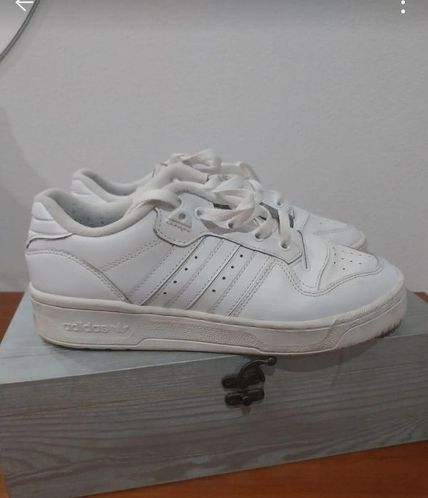 Sapatilhas brancas adidas