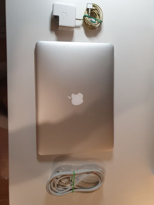 Macbook air używany z 2015 roku