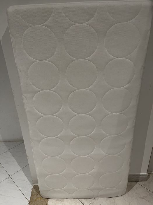 Berco IKEA com colchao e 2 jogos de roupa de cama