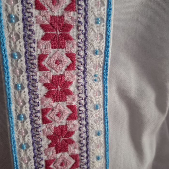 Вишиванка ручної роботи з мережкою.