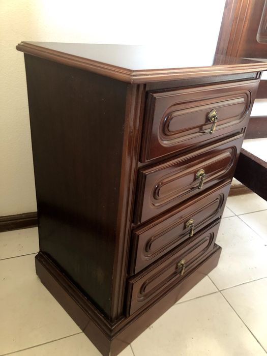Cama s/ estrado com oferta de mesas de cabeceira