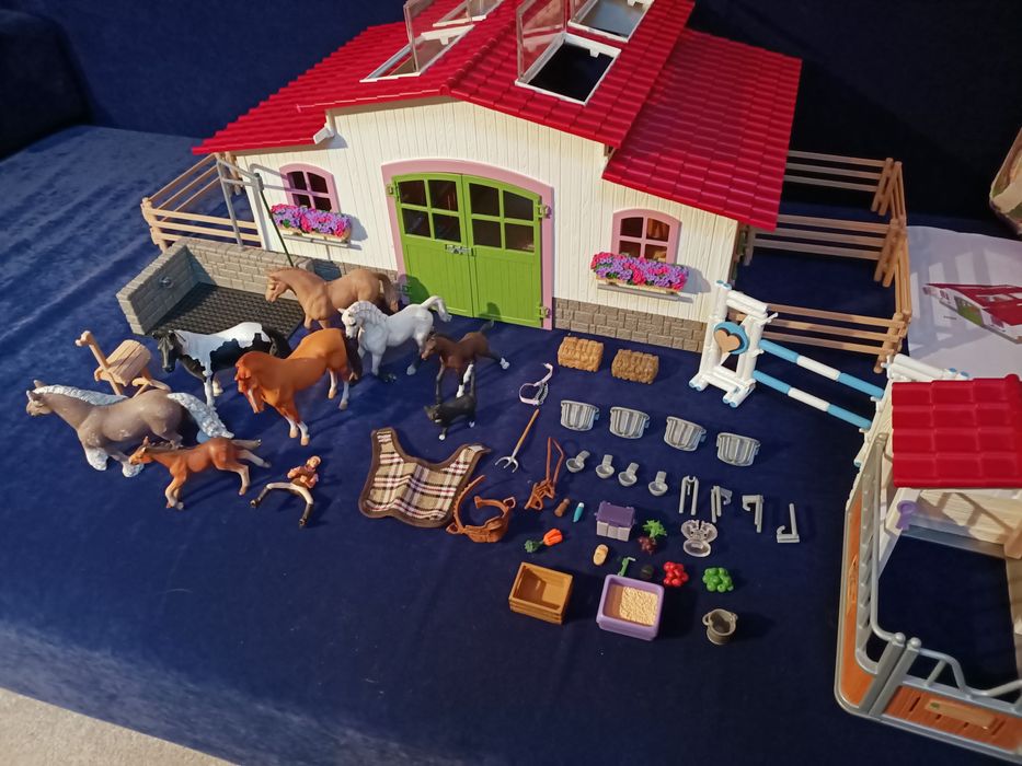 Stajnia Schleich biala kompletny zestaw z gratisami