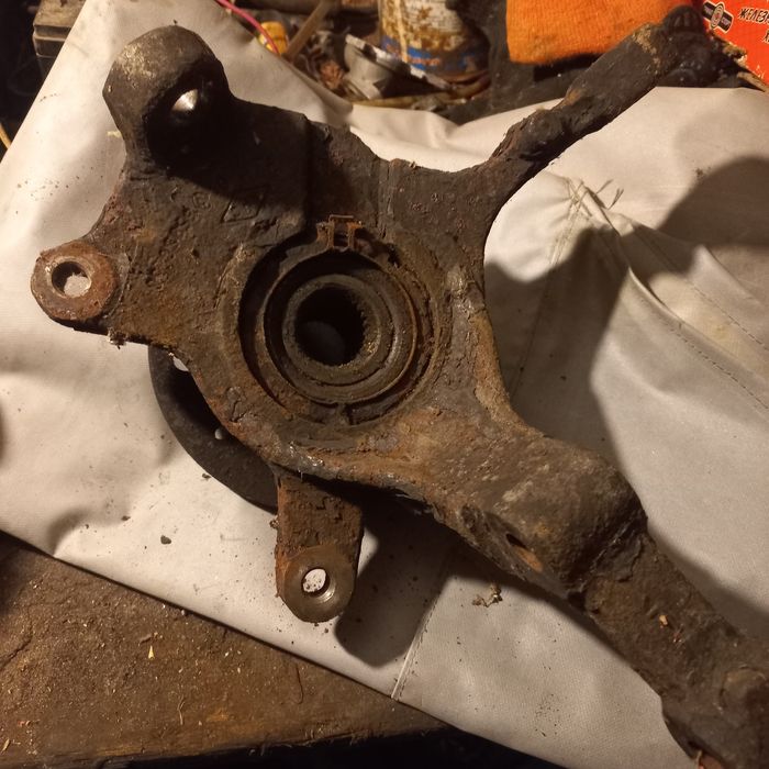 Кулак поворотний Рено Трафік лівий