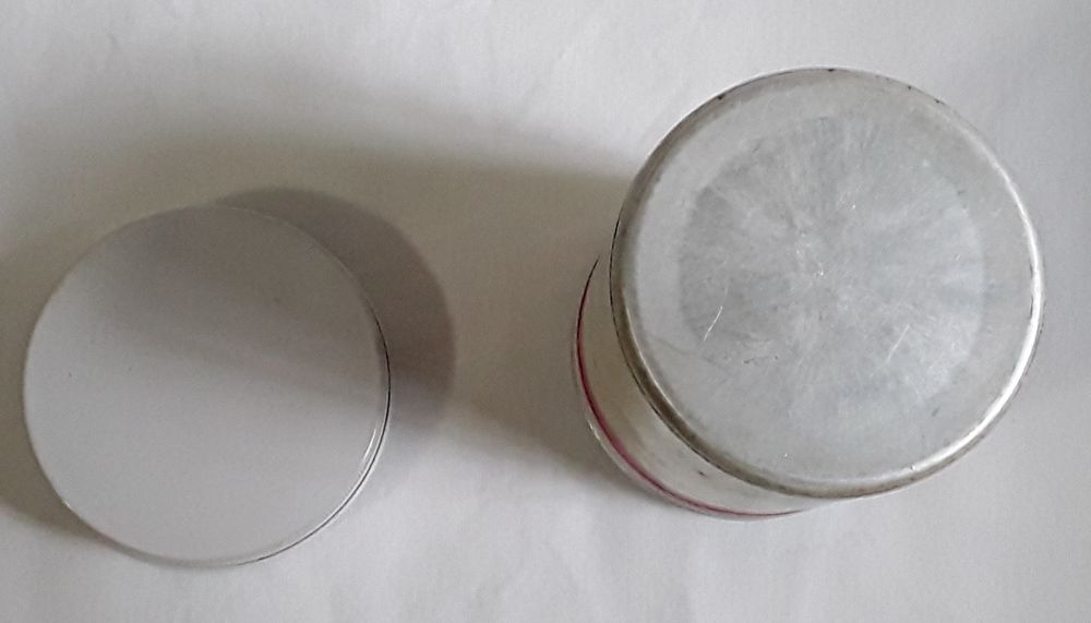 Antiga caixa de medicamento em alumínio