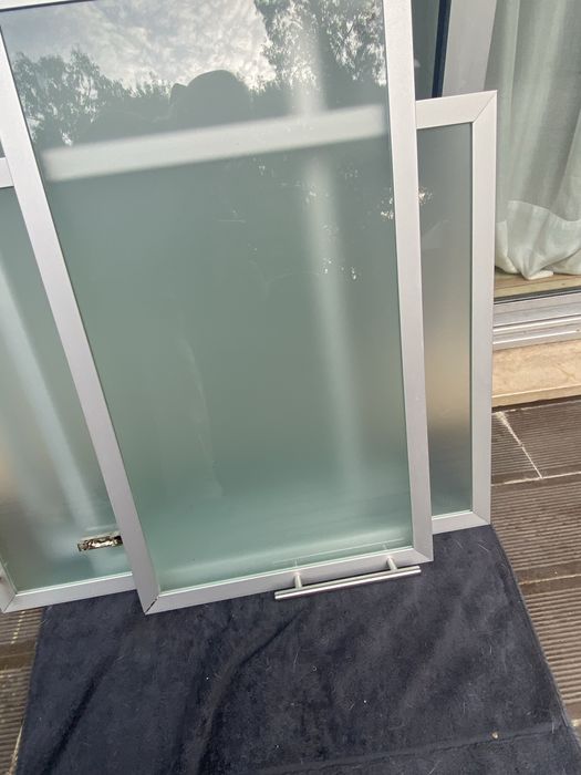 Portas de armário de cozinha em vidro fosco.