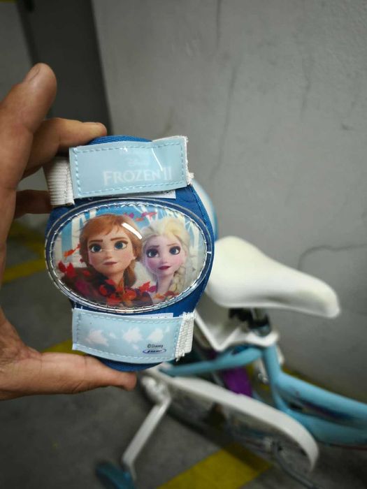 Bicicleta Frozen NOVA com Capacete, Joelheiras e Cotoveleiras