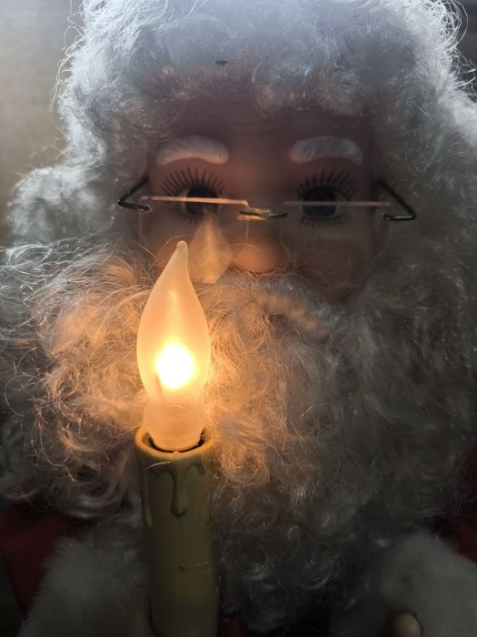 Pai Natal com Vela Luminosa e movimentos.
Figura decorativa de Pai Nat