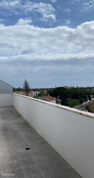Quarto - localizado em Oeiras Lisbon