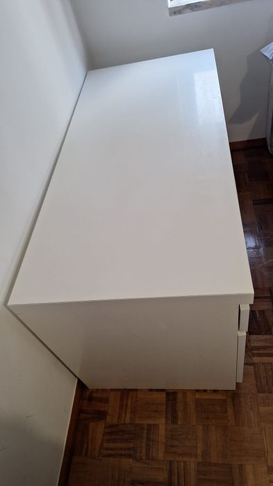 Secretária Ikea linha Malm com uma gaveta e um compartimento com porta.