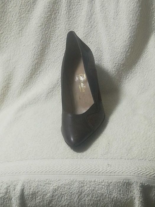 Sapatos saltos-altos castanho escuro