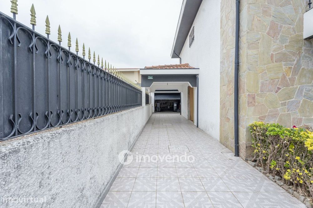 Moradia T4 com garagem, em Vila Nova da Telha, na Maia