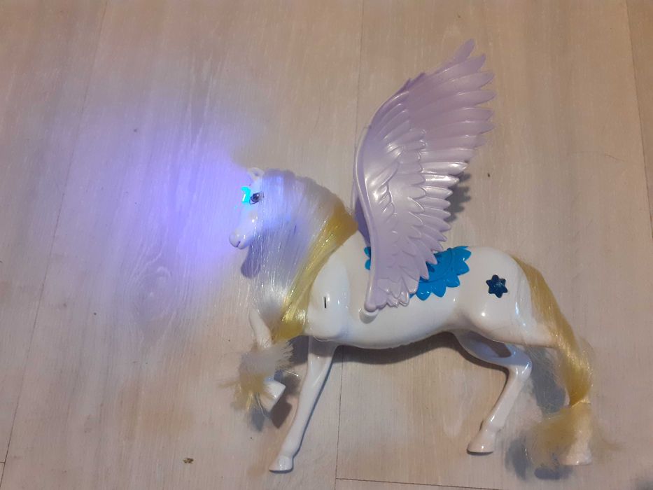 Koń wydający dźwięki