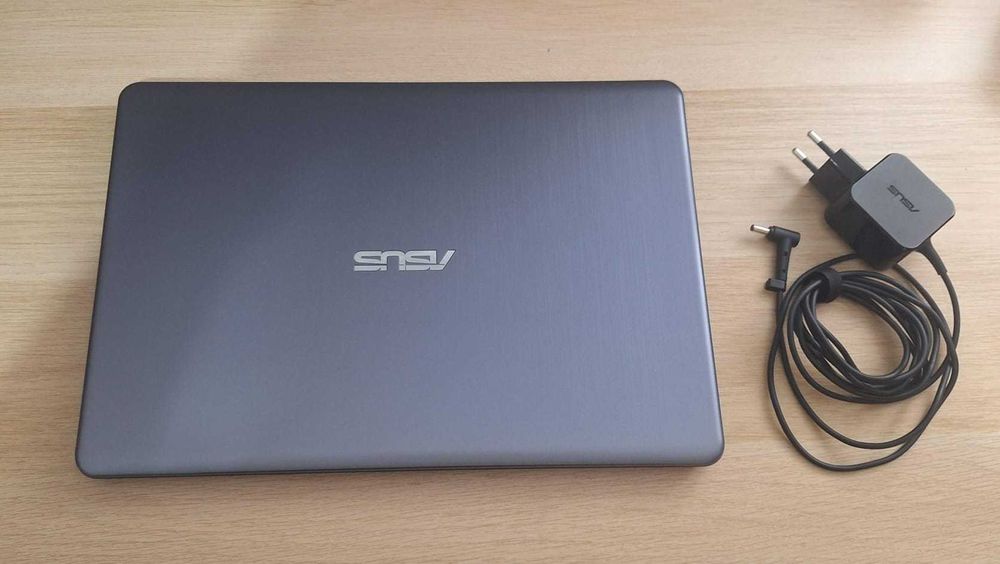 Portátil ASUS modelo E406MA