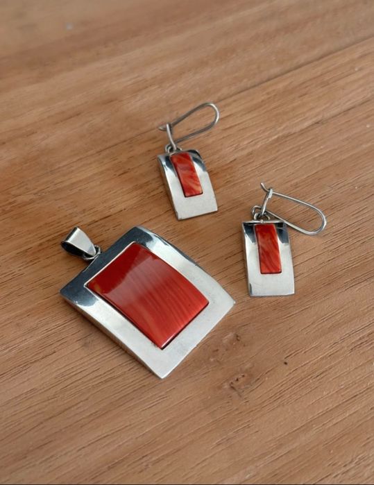 Zestaw srebrnej biżuterii zawieszka, kolczyki i łańcuszek