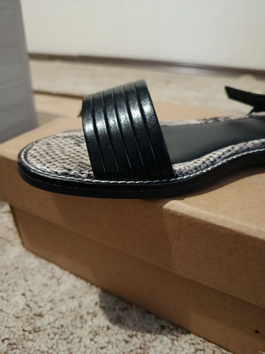 Продам жіночі шкіряні босоніжки Bata р.39