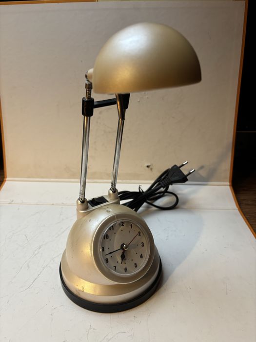 Lampka biurkowa z zegarem