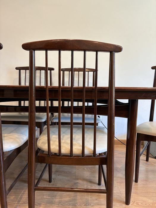 Mesa de sala de jantar OLAIO em madeira maciça