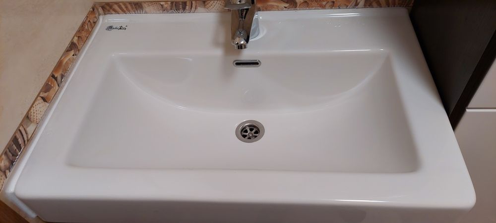 Умивальник з тумбою і зеркалом