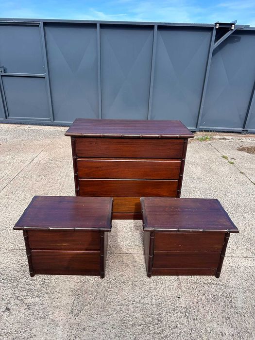 Conjunto comoda + 2 mesas cabeceira em madeira - Bom Estado!