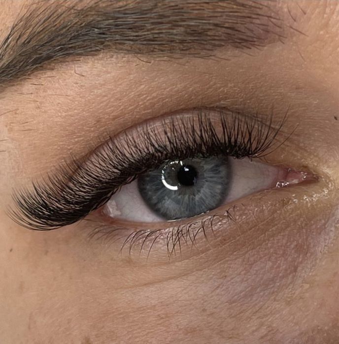 Extensão de pestanas volume russo/ fio a fio