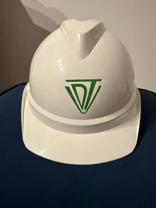 Nowy kask ochronny i kamizelka odblaskowa UDT – komplet BHP