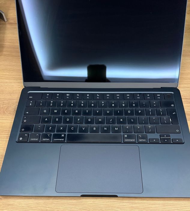 MacBook Air M2 24GB RAM / 245GB – Stan BDB, Bateria 85%