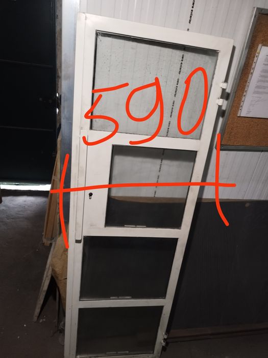 Portas e fixo em ferro e vidro.