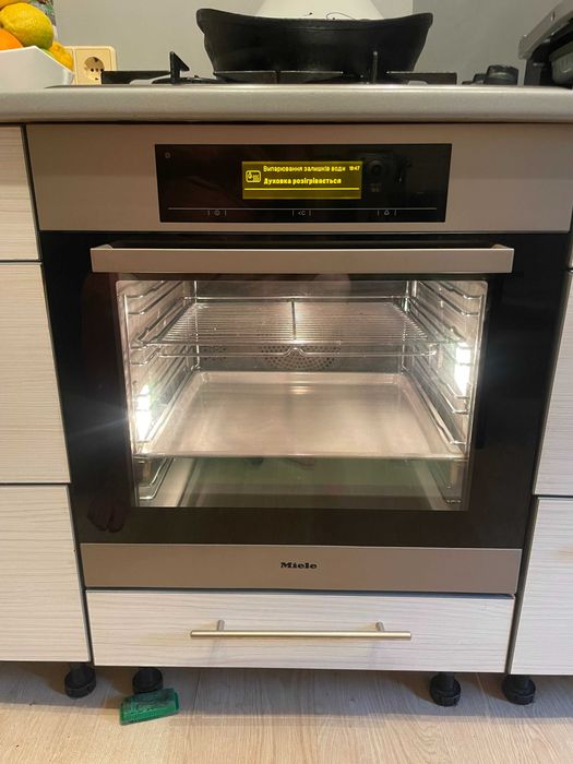 Miele 5681 духова шафа, термощуп, паровий удар