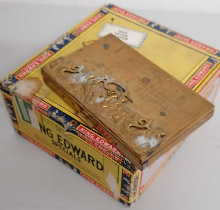 Cigarreira e caixa de cigarrilhas, cada  5€