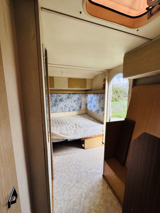 Caravna Vimara com documentos.