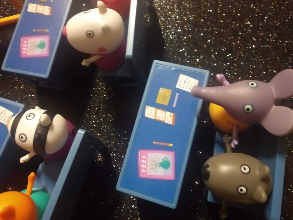 Natal - Peppa Pig Classroom Set Featuring Miss Gazelle and Friends64730237613442124