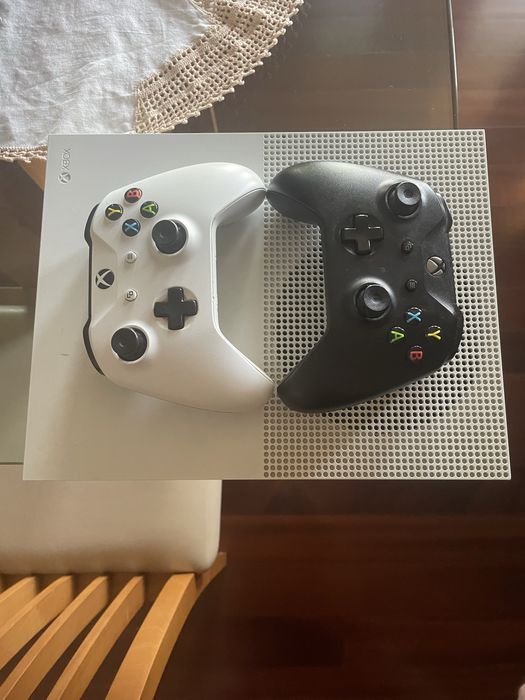 Xbox one S com 2 comandos + gta V + assassins creed odyssey