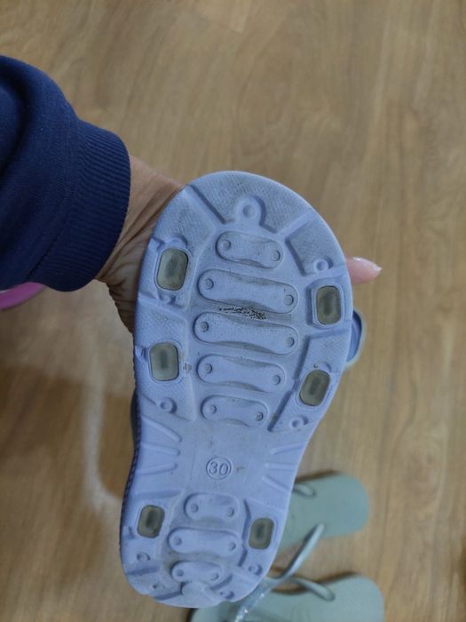 2 pares de chinelos