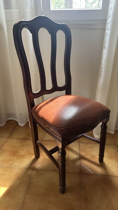 Conjunto de mesa com cadeiras